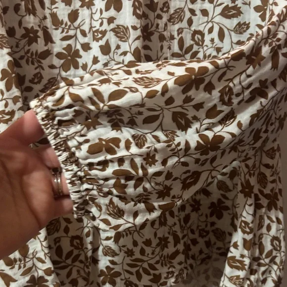 Old Navy Floral Print Blouse in Brown and Cream Size Medium - Picture 5 of 7